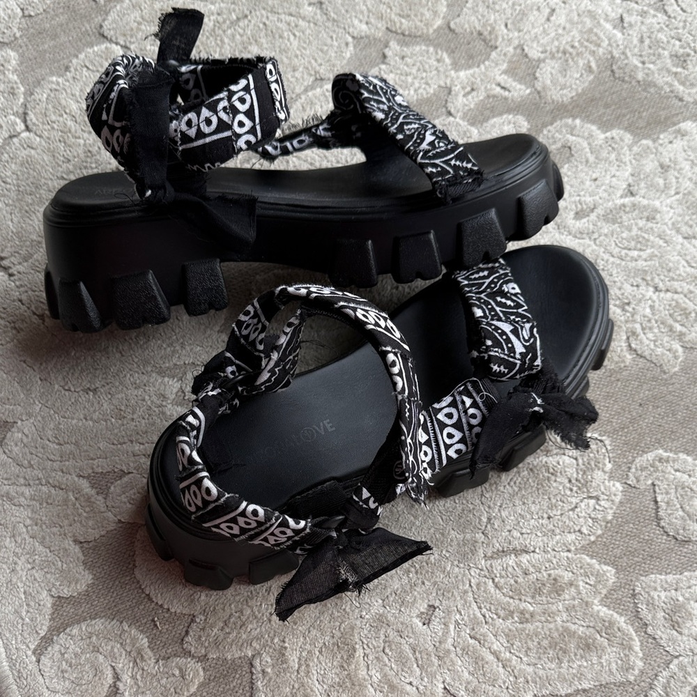 Arizona Love Trekky Bandanna Platform Sandals